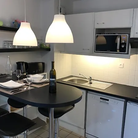 Dans Un Ecrin De Verdure *