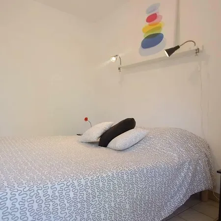 Dans Un Ecrin De Verdure *