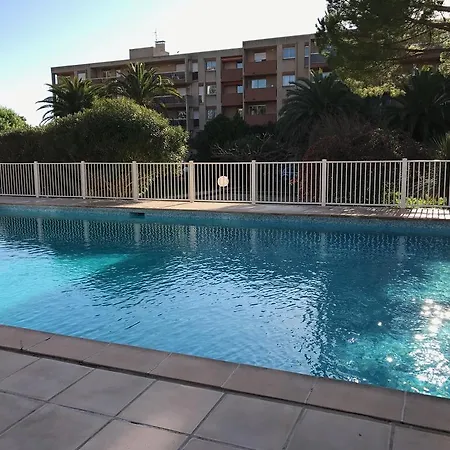 Dans Un Ecrin De Verdure *