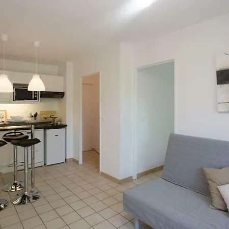 Dans Un Ecrin De Verdure *