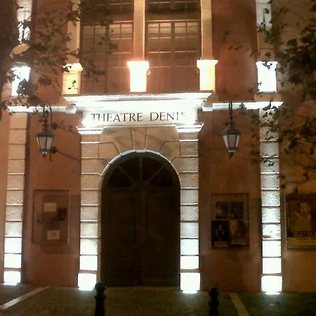 Dans Un Ecrin De Verdure *