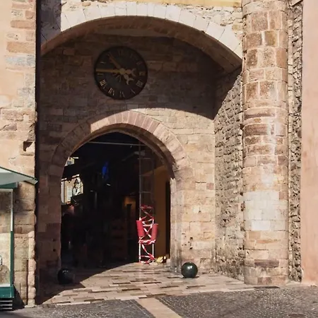 Dans Un Ecrin De Verdure *