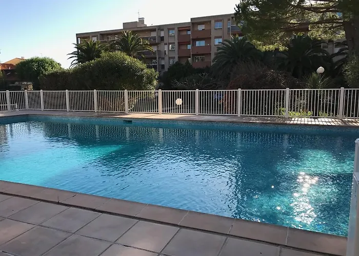 Dans Un Ecrin De Verdure *