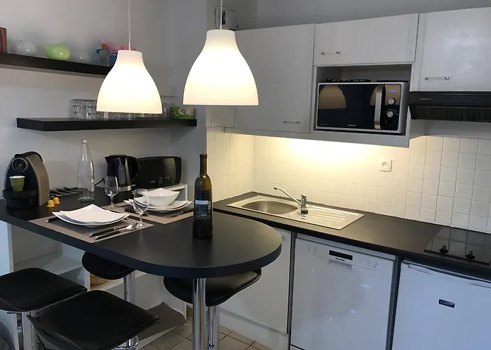 Dans Un Ecrin De Verdure *