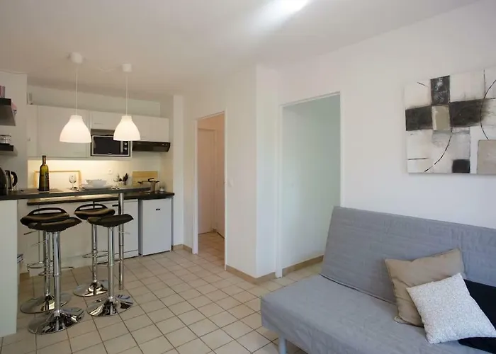 Dans Un Ecrin De Verdure *