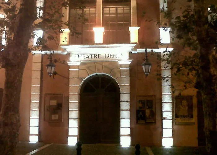 Dans Un Ecrin De Verdure *