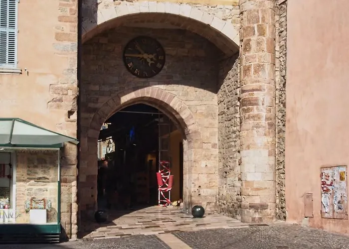 Dans Un Ecrin De Verdure *